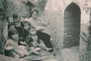 Kinder im
                                      Vietnamkrieg: Der
                                      Bunkerkindergarten
