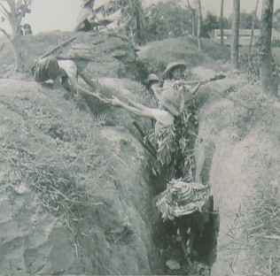Kinder im
                              Vietnamkrieg: Sch�ler graben einen
                              Sch�tzengraben aus: Kurz vor Ferienende
                              zum neuen Schuljahr 1966-1967 renovieren
                              und bauen Lehrpersonen und Sch�ler die
                              Bombenschutzgr�ben aus, um die Sicherheit
                              zu verbessern.