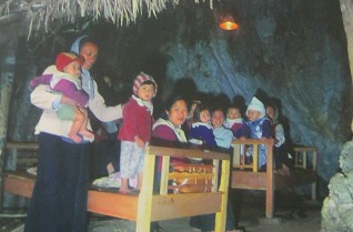 Kinder im
                                        Vietnamkrieg: Kindergarten im
                                        Kinderbunker: Viele Kinderg�rten
                                        mussten in Bunkern leben, um vor
                                        Bomben sicher zu sein.