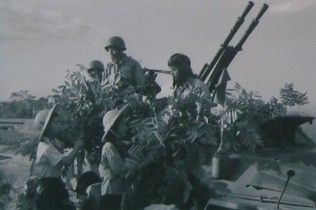 Heimatfront: Kinder helfen den
                              Truppen bei der Tarnung: Sch�ler der
                              Mittelschule Xuan Dinh (Hanoi) halfen
                              Soldaten bei der Tarnung.