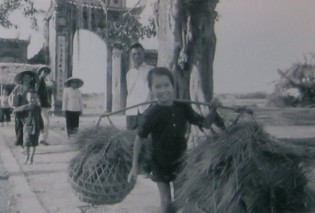Heimatfront im Vietnamkrieg: Kinder
                              helfen nach Schulschluss: Nach der Schule
                              halfen die Kinder im Haus und auf der
                              Farm, um ihren Familien zu helfen.