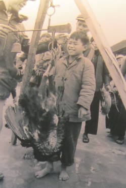 Kinder
                              im Vietnamkrieg: Ein Bub gibt sein
                              "Projekt" an die Kooperative: So
                              gl�cklich zeigte sich der junge Bub, als
                              sein "kleines Projekt" bewertet
                              wurde und an die Kooperative verkauft
                              wurde.