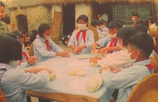 Kinder im Vietnamkrieg: Kinder lernen
                              Brot backen: Kinder lernten, f�r ihr
                              t�gliches Leben Brot zu backen