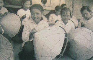 Kinder
                              im Vietnamkrieg: M�dchen fertigen H�te als
                              Zusatzverdienst: In vielen
                              Handwerksd�rfern waren Kinder in den
                              traditionellen Kusthandwerkbereichen
                              t�tig, um f�r ihre Familien ein
                              Zusatzeinkommen zu verdienen.