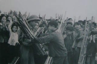 Kinder im Vietnamkrieg
                              produzieren St�cke f�r Soldaten: Die
                              Soldaten erhielten als Geschenke St�cke
                              aus Truong Son.