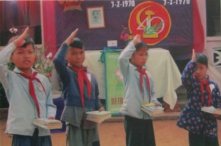 Kinder im Vietnamkrieg:
                              Gute Sch�ler erhalten von der
                              Kommunistischen Partei zum
                              40-Jahre-Parteijubil�um Geschenke