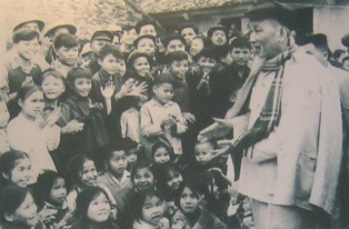 Kinder im Vietnamkrieg: Onkel Ho in
                              einer Schule: Onkel Ho besuchte am 1.
                              Januar 1967 die Mittelschule "Tam
                              Son", Tien Son, Bac Ninh, die Heimat
                              der
                              "1000-gute-Berufe"-Bewegung.