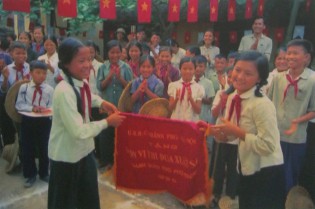 Kinder im Vietnamkrieg: Ein
                              Schulabschlussfest: Der Ausdruck des
                              Gl�cks nach dem Erhalt der
                              Jahresergebnisse eines Schuljahres.