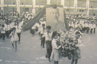 Sch�ler
                              feiern den Geburtstag von Onkel Ho 1970:
                              1970 wurden in Hanoi der Geburtstag von
                              Onkel Ho und das Kindertagjubil�um
                              gefeiert.