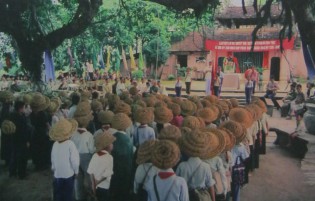 Eltern-Sch�lerversammlung zur
                              gemeinsamen Weiterbildung: Schulen hielten
                              Sch�ler-Eltern-Versammlungen ab, um
                              gemeinsam Weiterbildung zu betreiben. Gute
                              Lernresultate wurden als grossen Beitrag
                              zur Verteidigung gegen die
                              "amerikanische" Aggression
                              betrachtet.
