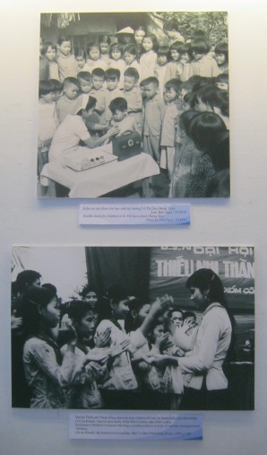 Kinder im
                              Vietnamkrieg: Krankenschwester untersucht
                              Kinder -- und ein Widerstandstreffen