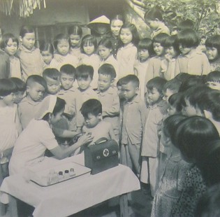 Krankenschwester untersucht
                              Kinder in einer Schule: Gesundheitscheck
                              f�r Kinder an der Vo-Thi-Sau-Schule (Hung
                              Yen)