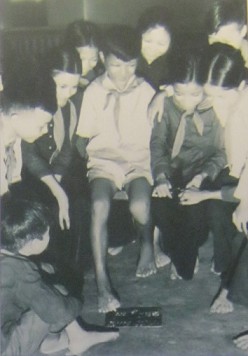 Tu ohne Arme schreibt mit dem Fuss