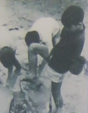 Tu ohne Arme f�ngt Fische mit
                              dem Fuss