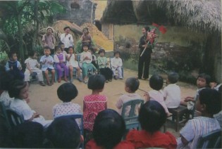 Vollmondfest: W�hrend des Krieges
                                wurde an vielen Orten das
                                Vollmond-Kinderfest aufgef�hrt.