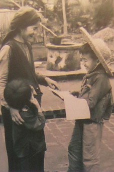 Hai
                                Duong, der Kinderpoet rezitiert f�r Frau
                                und M�dchen