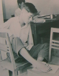 Nguyen
                                Ngoc Ki mit gel�hmten Armen schreibt mit
                                dem Fuss