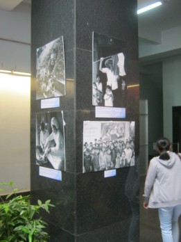 Kinder im Vietnamkrieg: S�ule
                              mit Fotos