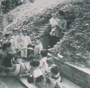 Kinder im Vietnamkrieg:
                              Kindergarten in Hanoi in einem Bunker: Ein
                              Kindergarten an der Tho-Nhuom-Strasse in
                              Hanoi