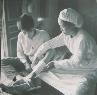 Kinder im
                              Vietnamkrieg: Eine Krankenschwester macht
                              einen Verband: W�hrend des Kriegs waren
                              die Schulen Ziele der
                              "US"-Luftwaffe. Am 25. September
                              1965 fielen Bomben auf die Grund- und
                              Mittelschule Quynh Tien, im Dorf Quynh
                              Luru, Nghe An. Dabei wurden viele Sch�ler
                              und Lehrpersonen verletzt oder get�tet.