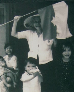 Sieg und Empfang der
                              Nordvietnam-Armee 1975: Die jungen Kinder
                              mit ihren Grosseltern begr�ssen die
                              Soldaten der Befreiungsarmee - sie
                              begr�ssen den grossen Sieg im Fr�hling
                              (Kriegszone Tan Thuan, Datum 30.4.1975)