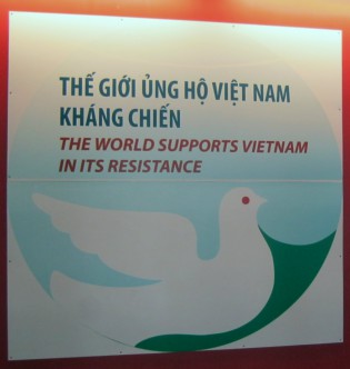 Sonderausstellung:
                              Die weltweite Unterst�tzung Vietnams mit
                              seinem Widerstand - Logo