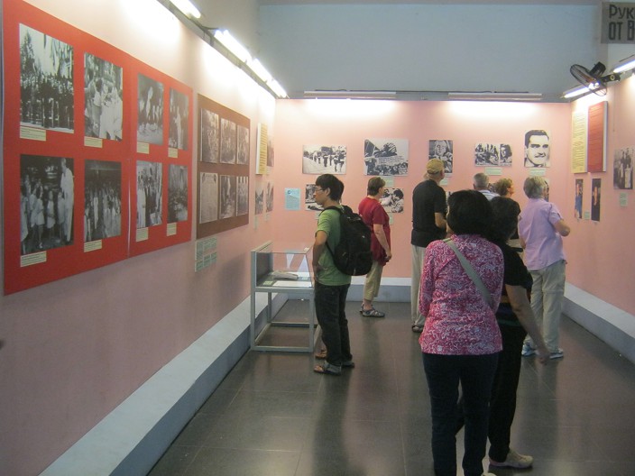 Korridor mit
                                Fotogalerie des Widerstands gegen den
                                Vietnamkrieg in den "USA"