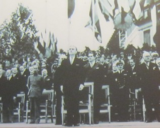 Ho Chi Minh 1946:
                              Ho Chi Minh bei der Nationaltagsfeier der
                              Republik Vietnam am 14. Juli 1946