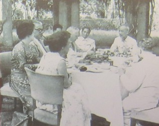 Ho Chi
                              Minh mit einer britischen Delegation 1957:
                              Am 4. Mai 1957 begr�sste Ho Chi Minh die
                              britische Parlamentarierdelegation.