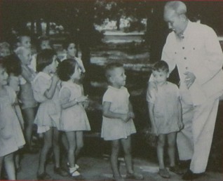 Ho Chi Minh besucht einen
                              Kindergarten in Sofia in Bulgarien, 1957:
                              Am 12. August 1957 besuchte Pr�sident Ho
                              Chi Minh in Sofia einen Kindergarten, die
                              Hauptstadt der Volksrepublik Bulgarien.