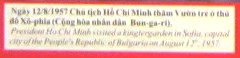 Ho Chi Minh besucht einen
                            Kindergarten in Sofia in Bulgarien, 1957,
                            Text