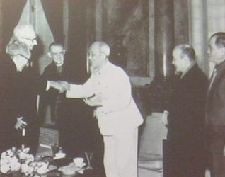 Ho Chi Minh
                                    am 17.1.1967 mit
                                    "amerikanischen
                                    Intellektuellen": Am 17. Januar
                                    1967 gab Ho Chi Minh
                                    "amerikanischen"
                                    Intellektuellen einen Empfang, die
                                    Gegner der "US"-Invasion
                                    in Vietnam waren.