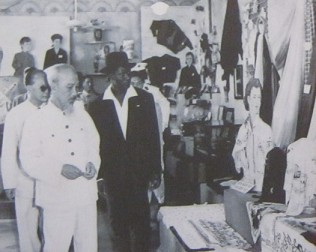 Ho
                              Chi Minh 1960: Pr�sident Ho Chi Minh und
                              der Pr�sident der Republik Guinea, Tour�,
                              besuchten am 17. September 1960 die
                              Ausstellung �ber den 15-j�hrigen
                              Wiederaufbau der Republik Vietnam