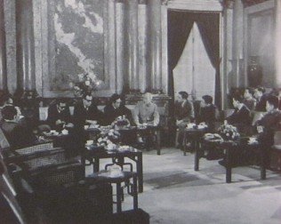 Ho Chi Minh am 7.3.1967
                              mit einer Delegation der OSPAAAL: Am 7.
                              M�rz 1967 gab Pr�sident Ho Chi Minh einer
                              Delegation der Solidarit�tsorganisation
                              der V�lker Asiens, Afrikas und
                              Latein-"Amerikas" (OSPAAAL)
                              einen Empfang. Die
                              Solidarit�tsorganisation stand unter
                              Leitung des Generalsekret�rs Osmany
                              Cienfuegos.