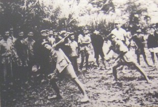 1945 hat das OSS in Nordvietnam
                              eine Milit�rbasis: Im Zweiten Weltkrieg
                              hatte das OSS (Office of Strategic
                              Services, Vorl�ufer des kriminellen CIA)
                              im Dschungel von Nordvietnam eine
                              Milit�rtruppe mit Ho Chi Minh-Leuten. Die
                              "USA" bzw. das OSS f�hrten die
                              Operation in Con Minh (S�dswest-China)
                              aus.