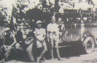 "US"-Major Thomas
                                        mit Vietnam-Soldaten bei einem
                                        Angriff gegen Japaner August
                                        1945