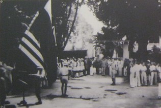 Vo Nguyen Gidp und Major A.
                                        Patti im September 1945: Herr Vo
                                        Nguy�n Gi�p und Major A. Patti,
                                        Kommandeur der OSS-Einheit,
                                        salutieren vor den Farben in
                                        Hanoi, September 1945