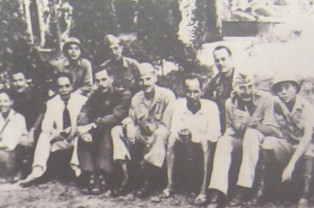 Das OSS-Team
                                        im September 1945 mit Ho Chi
                                        Minh und Vo Nguyen Gidp