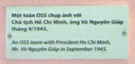 Das
                                      OSS-Team pr�sentiert im September
                                      1945 Ho Chi Minh und Vo Nguyen
                                      Gidp, Text