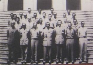 Eine
                                        "US"-Delegation in
                                        Hanoi im September 1945