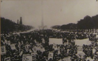 Anti-Kriegs-Demonstration in den
                                  "USA" in Washington vor dem
                                  Washington-Denkmal