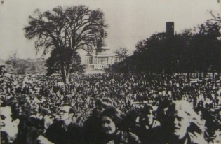 Demonstration gegen den
                              Vietnamkrieg in den "USA" mit
                              50.000 Demonstranten: Bei dieser
                              Demonstration gegen den
                              "US"-Aggresionskrieg in Vietnam
                              sind 50.000 "Amerikaner"
                              anwesend.