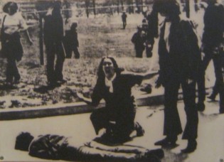 Demonstration gegen den Vietnamkrieg
                              in Kent, Johnsons Polizei schiesst in die
                              Menge, 4 Tote - 4. Mai 1970: Vier
                              Studenten der Universit�t Kent
                              (Bundesstaat Ohio) wurden w�hrend einder
                              Demonstration gegen den
                              "US"-Krieg in Vietnam durch die
                              Nationalgarde get�tet (1970).
