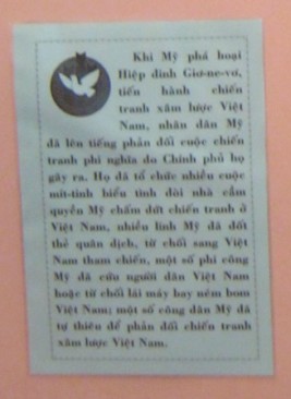 Flugblatt mit einem
                              vietnamesischen Text im Museum