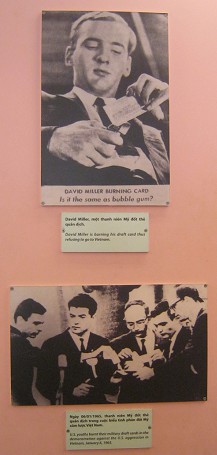 David Miller und andere
                              verbrennen ihre Einzugskarten f�r die
                              kriminelle NATO