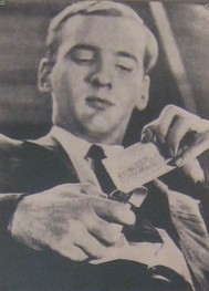 David Miller verbrennt seine
                              Einzugskarte (15. Oktober 1965): David
                              Miller verbrennt seine Einzugskarte und
                              verweigert damit, nach Vietnam zu gehen.