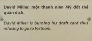 David Miller
                            verbrennt seine Einzugskarte, Text