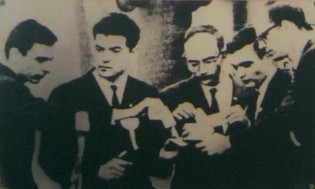 Eine Gruppe
                              "US"-Kriegsverweigerer
                              verbrennen am 6. Januar 1965 ihre
                              Einzugskarten: Junge M�nner verbrannten am
                              6. Januar 1965 ihre Einzugskarten zum
                              Milit�r w�hrend einer Demonstration gegen
                              die "US"-Aggression in Vietnam.