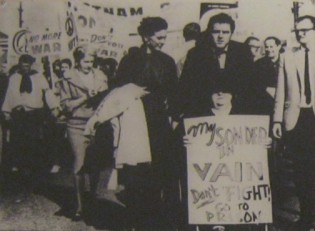 Demonstration
                                gegen den Vietnamkrieg 1965 mit einer
                                Rollstuhlfahrerin als Frontfrau: Am 20.
                                November 1965 marschierten �ber 10.000
                                Menschen demonstrierend von Berkeley
                                nach Oakland. In der vordersten Reihe
                                war eine 84-j�hriege Frau im Rollstuhl
                                mit einem Schild mit dem Aufruf:
                                "Mein Sohn starb vergebens. H�rt
                                auf zu k�mpfen, geht ins
                                Gef�ngnis".
