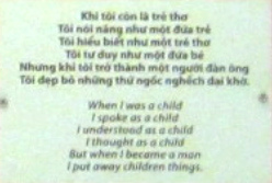 Ein Kind vor einem
                            Friedhof mit einem Gedicht, Text